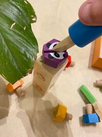 لعبة البرم والتدوير الخشبية باستخدام السكاريب الخشبية مناسبة جدًا لتقوية عضلات الكتابة تحوي قاعدة مستطيلة خشبية متينة و8 قطع خشبية