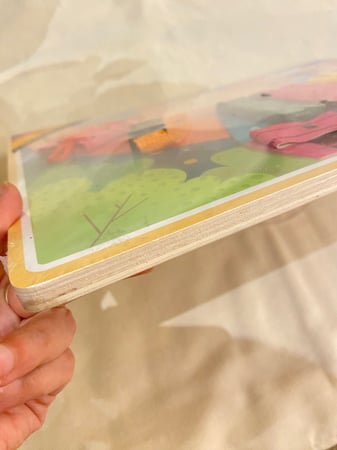 لعبة المنتسوري الخشبية لتنمية مهارات الاعتماد على النفس مناسبة جدًا لتدريب الطفل على استخدام السحاب والربط وغلق الزرار وتعتبر من انشطة المنتسوري المهمة عبارة عن قاعدة خشبية متينة مزودة بستة أجزاء من المهارات بخامات متنوعة امنه ومناسبة للطفل