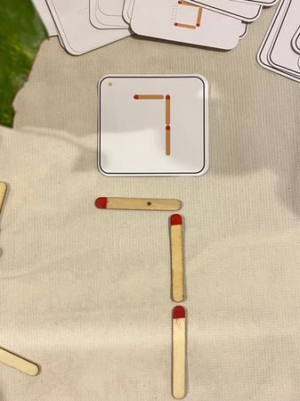 لعبة إدراكية اعواد الثقاب ( 20 عود ثقاب + 30 بطاقة واكثر من 40 صورة مقاس 9*8 سم ) ..