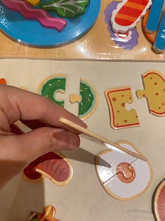 لعبة صينية بازل الأطعمة المتنوعة الخشبية مناسبة لتنمية المهارات الادراكية والعضلية الصغيرة عبارة عن قاعدة متينة خشبية مزودة بقطع متنوعة من الاطعمة وشوكة وسكينة خشبية واكثر من 25 قطعة بازل خشبية