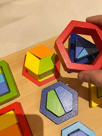 لعبة التسلسل الخشبية مناسبة لتنمية المفاهيم الرياضية كالتسلسل والأشكال الهندسية والانصاف والارباع عبارة عن قاعدة خشبية متينة مزودة بأكثر من 30 قطعة خشبية ملونة