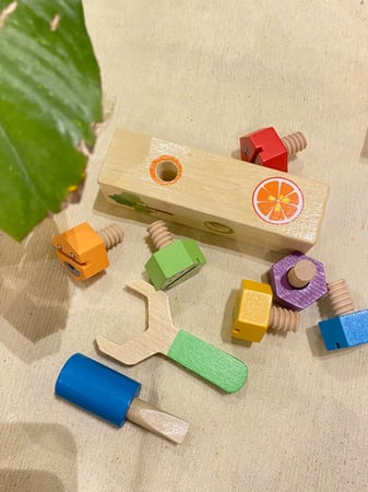 لعبة البرم والتدوير الخشبية باستخدام السكاريب الخشبية مناسبة جدًا لتقوية عضلات الكتابة تحوي قاعدة مستطيلة خشبية متينة و8 قطع خشبية