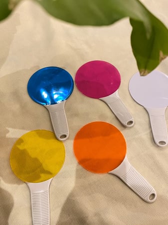 العدسة المكبرة لتمييز الألوان ( خمسة عدسات بلاستيكية مناسبة للتعرف على الألوان وأيضًا خلط الألوان لتنتج ألوان جديدة )