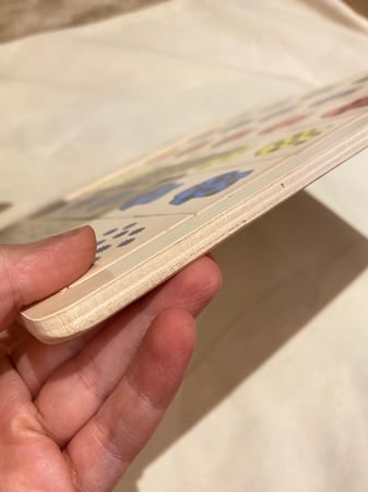 لعبة القمصان الملونة الخشبية لمفهوم النمط مناسبه لتنمية المهارات البصرية والإدراكية عبارة عن قاعدة خشبية متينة مزودة بقطعتين كبيرة واكثر من عشرون قطعة خشبية صغيرة