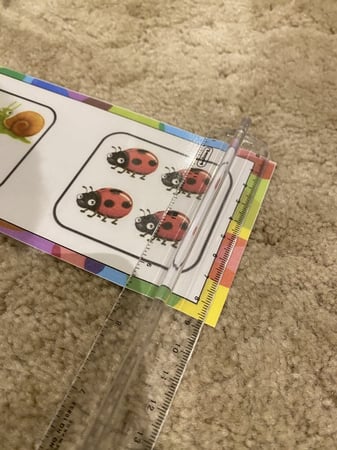 بطاقات المقارنة ( اكبر من ، اصغر من ، يساوي ) خمسة بطاقات طباعة ملونة ومغلفة حراريًا + ثلاث مشابك خشبية مزودة بعلامات المقارنة طباعة ملونة ومغلفة حراريًا )