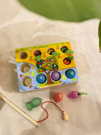 لعبة الصيد المغناطيسية الخشبية مناسبة للتآزر البصري الحركي والتمييز المكاني عبارة عن قاعدة متينة خشبية و15 قطعة خشبية صغيرة وسنارة مزودة بمغناطيس