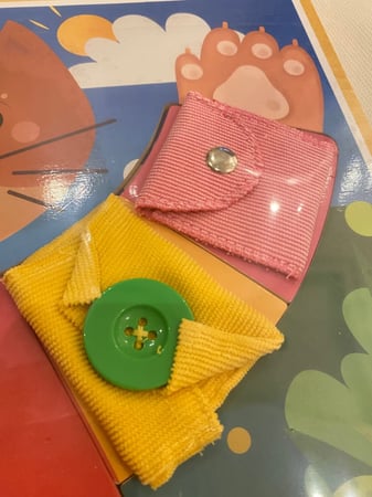 لعبة المنتسوري الخشبية لتنمية مهارات الاعتماد على النفس مناسبة جدًا لتدريب الطفل على استخدام السحاب والربط وغلق الزرار وتعتبر من انشطة المنتسوري المهمة عبارة عن قاعدة خشبية متينة مزودة بستة أجزاء من المهارات بخامات متنوعة امنه ومناسبة للطفل