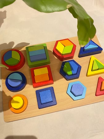 لعبة التسلسل الخشبية مناسبة لتنمية المفاهيم الرياضية كالتسلسل والأشكال الهندسية والانصاف والارباع عبارة عن قاعدة خشبية متينة مزودة بأكثر من 30 قطعة خشبية ملونة