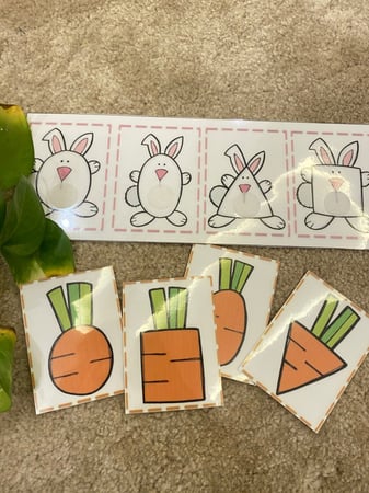 احجية مناسبة لمفهوم الاشكال الهندسية لطفل الروضة ( لوحة مقاس 27*10 سم مزودة بشك شاك واربعة صور + اربعة بطاقات مزودة بشك شاك ، طباعة ملونة ومغلفة حراريًا )