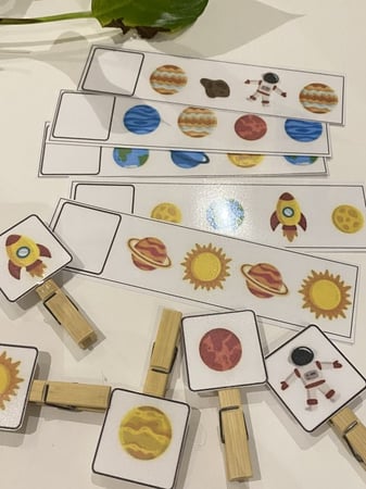 بطاقات الانماط لتنمية مفهوم النمط ، ومناسبة لوحدة الفضاء ( 5 بطاقات ، 5 مشابك خشبية مزودة بصور طباعة ملونة ومغلفة حراريا )