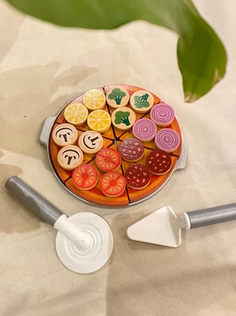 لعبة البيتزا الخشبية مناسبة للعب الإيهامي والدرامي التخيلي للطفل آمنة جدًا ومتينة عبارة عن 8 قطع كبيرة و 18 قطعة صغيرة مزودة بشك شاك