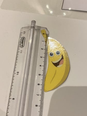 استراتيجية القرد والموز للعدد ومدلوله والجمع والطرح ( يحتوي قاعدة مقاس a4 مزود بصورة قرد وشك شاك في الجوانب + قطع موز صغيرة مزودة بشك شاك + علامتي جمع وطرح ويساوي مزودة بشك شاك + خانة لكتابة العدد ) جميعها طباعة ملونة ومغلفة حراريا