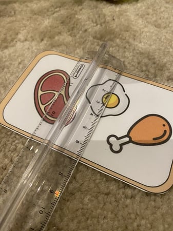 سلة الاغذية مناسبة لوحدة الغذاء تحوي قاعدة مقاس a4 مزودة بصورة سلة طباعة ملونة ومغلفة حراريا + ثلاث بطاقات للتصنيف طباعة ملونة ومغلفة حراريا + تسعة قطع لانواع متنوعة من الاغذية طباعة ملونة ومغلفة حراريا