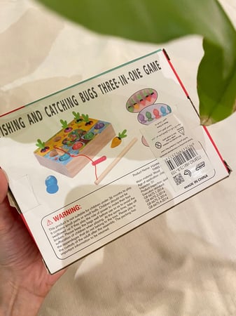 لعبة الصيد المغناطيسية الخشبية مناسبة للتآزر البصري الحركي والتمييز المكاني عبارة عن قاعدة متينة خشبية و15 قطعة خشبية صغيرة وسنارة مزودة بمغناطيس