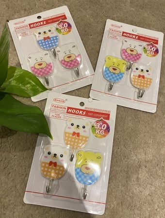 علاق جداري مزود بلاصق خلفي بأشكال متنوعة للأطفال مناسب لتعليق بطاقات الأركان التعليمية او تنظيم الصف  ( ثلاث قطع )