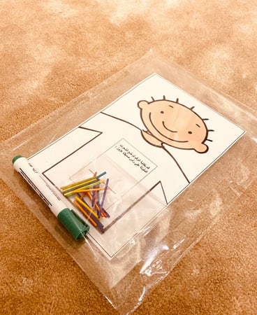 استراتيجية الشعر الملون ، لوحة قابلة للكتابة مقاس (A4) والمسح طباعة ليزر ومغلفة حراريًا  للعدد والمدلول + أعواد ملونة ( 20 ) عود + قلم سبورة