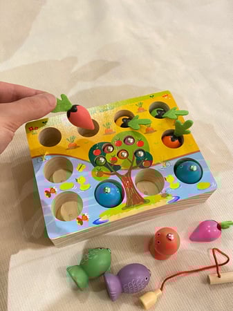 لعبة الصيد المغناطيسية الخشبية مناسبة للتآزر البصري الحركي والتمييز المكاني عبارة عن قاعدة متينة خشبية و15 قطعة خشبية صغيرة وسنارة مزودة بمغناطيس