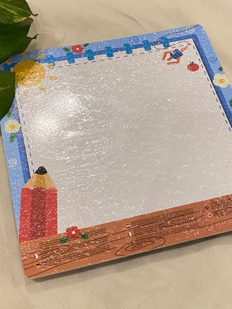 لعبة تطابق ولضم خشبية متينة للحروف الانجليزية ( تحتوي على جميع الحروف الانجليزية خشبية عريضة وملونة ومزودة بفتحات للضم الحروف باستخدام الابرة الخشبية والخيط + لوحة خشبية قاعدة مقاس 30*30 سم مزودة بسبورة خلفية )