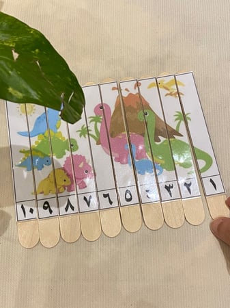 بازل تعليمي بالأرقام العربية ومناسب لوحدة الحيوان او مفهوم الديناصورات ( عشرة قطع ) طباعة ليزر ومغلفة حراريًا مقاس (A5)