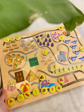 متاهة الأرقام الخشبية المتحركة مناسبة لتنمية المهارات الادراكية وللعدد ومدلوله والأشكال الهندسية عبارة عن قاعدة خشبية متينة مزودة بدوائر متحركة سهلة وآمنة للأطفال