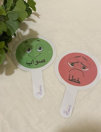 بطاقات الصواب والخطأ ( بطاقة صواب ، بطاقة خطأ ، طباعة ملونة ومغلفة حراريًا )