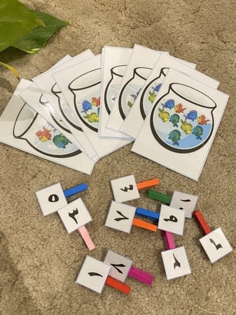 بطاقات العدد مدلوله من 1 - 10 باللغة العربية ( عشرة بطاقات مقاس a6 + عشرة مشابك خشبية صغيرة مزودة بأرقام جميعها طباعة ملونة ومغلفة حراريًا )