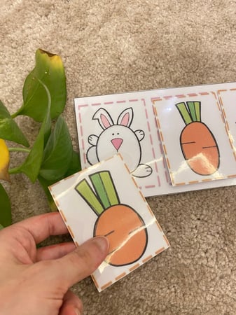 احجية مناسبة لمفهوم الاشكال الهندسية لطفل الروضة ( لوحة مقاس 27*10 سم مزودة بشك شاك واربعة صور + اربعة بطاقات مزودة بشك شاك ، طباعة ملونة ومغلفة حراريًا )