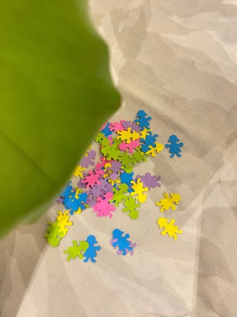 كولاج ملون خامة ورق ( قصاصات شكل فتاة مقاس small + علبة بلاستيكية بغطاء شفافة للحفظ مقاس ( 18*12 )