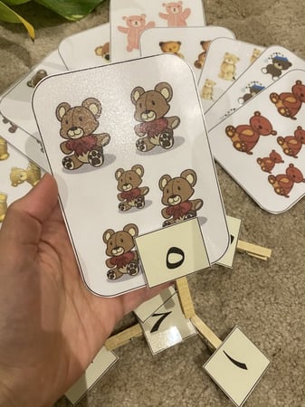 بطاقات العدد مدلوله من 1 - 10 باللغة العربية ( عشرة بطاقات مقاس a6 + عشرة مشابك خشبية صغيرة مزودة بأرقام جميعها طباعة ملونة ومغلفة حراريًا )