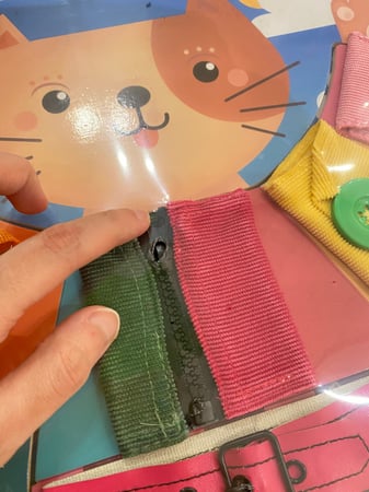 لعبة المنتسوري الخشبية لتنمية مهارات الاعتماد على النفس مناسبة جدًا لتدريب الطفل على استخدام السحاب والربط وغلق الزرار وتعتبر من انشطة المنتسوري المهمة عبارة عن قاعدة خشبية متينة مزودة بستة أجزاء من المهارات بخامات متنوعة امنه ومناسبة للطفل