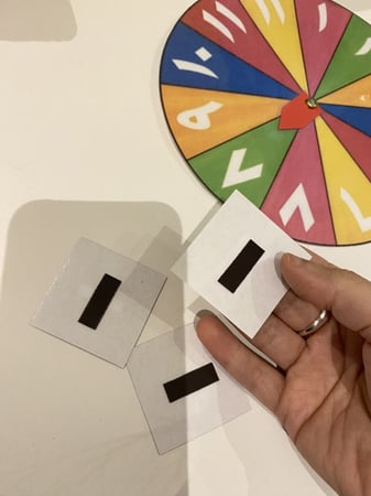 استراتيجية العجلات للجمع والطرح ( يحتوي على عجلتين مزودة بالارقام العربية واسهم متحركة ومزودة بمغناطيس + علامتي جمع وطرح ويساوي ومزودة بمغناطيس جميعها طباعة ملونة ومغلفة حراريا )