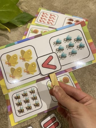 بطاقات المقارنة ( اكبر من ، اصغر من ، يساوي ) خمسة بطاقات طباعة ملونة ومغلفة حراريًا + ثلاث مشابك خشبية مزودة بعلامات المقارنة طباعة ملونة ومغلفة حراريًا )