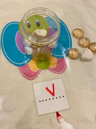 لعبة ثلاثة في واحد لمفهوم العدد ومدلوله ومفهوم الجمع ومفهوم الطرح ( لوحة قاعدة مقاس a4 مقوى يمكن الكتابة عليها بقلم سبورة مزودة بصورتي فراشة ، مساحة لكتابة العدد ، علامتي جمع وطرح مزودة بشك شكاك للتغيير ، علبتين شفافة بلاستيكية ، 20 قطعة احجار تأتي بالوان