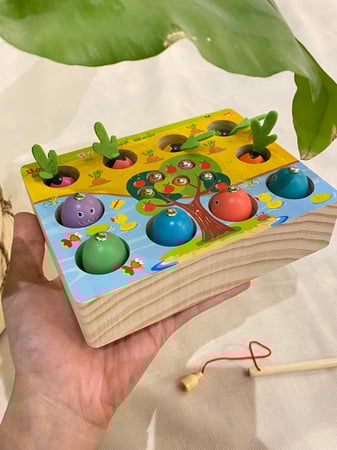 لعبة الصيد المغناطيسية الخشبية مناسبة للتآزر البصري الحركي والتمييز المكاني عبارة عن قاعدة متينة خشبية و15 قطعة خشبية صغيرة وسنارة مزودة بمغناطيس