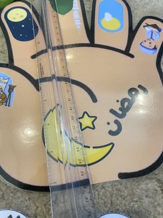 استراتيجية اليد مناسبة لوحدة اهلا رمضان ( نشاط إدراكي يحتوي صورة يد مزودة بأشكال طباعة ملونة ومغلفة حراريًا + ستة مشابك خشبية كبيرة مزودة بصور للتطابق طباعة ملونة ومغلفة حراريا )