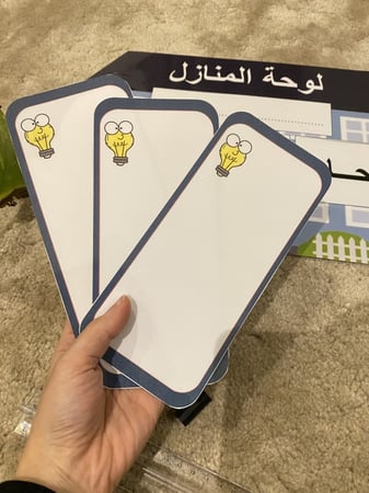 لوحة المنازل للآحاد والعشرات والمئات مقاس 33*25سم طباعة ملونة ومغلفة حراريًا + ثلاث قطع شريط مناسب للكتابة عليها والمسح بقلم السبورة طباعة ملونة ومغلفة حراريًا