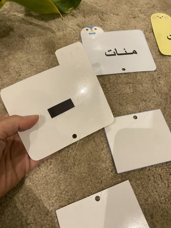 بطاقات المنازل في الرياضيات ( اربع بطاقات صممت بعناية مزودة بمغناطيس ومزودة بشريط شفاف وخانة لكتابة العدد جميعها طباعة ملونة ومغلفة حراريًا )