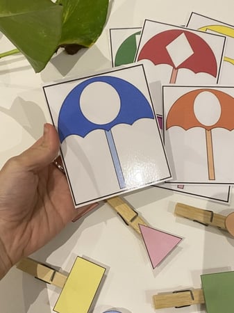 بطاقات مطابقة الأشكال الهندسية بالمشابك الخشبية ، نشاط إدراكي عبارة عن 6 بطاقات و 6 مشابك خشبية مزودة بصور للتطابق طباعة ملونة ومغلفة حراريًا