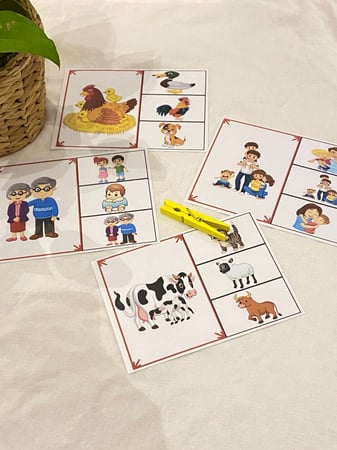 بطاقات وحدة العائلة ( 4 بطاقات مقاس a5 طباعة ليزر ومغلفة حراريًا ، مشبك خشبي ملون )