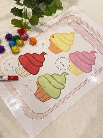 لوح الكعك للعدد ومدلوله ( لوحة مقاس A3 مغلفة حراريًا وقابلة للكتابة والمسح عليها ، قطن ملون للعد عشرة قطع )