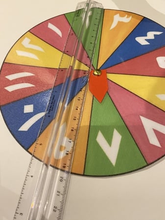 استراتيجية العجلات للجمع والطرح ( يحتوي على عجلتين مزودة بالارقام العربية واسهم متحركة ومزودة بمغناطيس + علامتي جمع وطرح ويساوي ومزودة بمغناطيس جميعها طباعة ملونة ومغلفة حراريا )