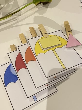 بطاقات مطابقة الأشكال الهندسية بالمشابك الخشبية ، نشاط إدراكي عبارة عن 6 بطاقات و 6 مشابك خشبية مزودة بصور للتطابق طباعة ملونة ومغلفة حراريًا