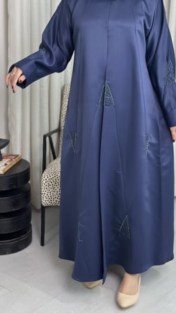 عباية تفته بتطريز ناعم وقصات A