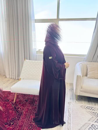 عباية مخمل دبل فيس كشميري باللون البرغندي فخامة شتوية هادئة
