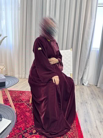 عباية مخمل دبل فيس كشميري باللون البرغندي فخامة شتوية هادئة