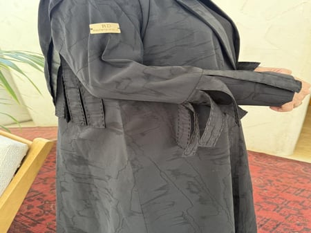 حرير ياباني مشجر بياقه وقصه هندسية انيقه فالاكمام والخلف نص كلوش