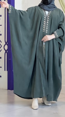 بشت راقي جداً… قصة فخمة مع شك يدوي تعطي حضور ملكي يليق باسم روائع دبي متوفر جميع الوان