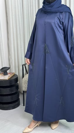 عباية تفته بتطريز ناعم وقصات A