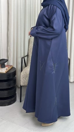 عباية تفته بتطريز ناعم وقصات A