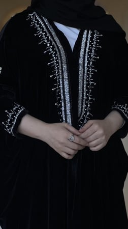 عباية مخمل نص بشت بشك يدوي فاخر